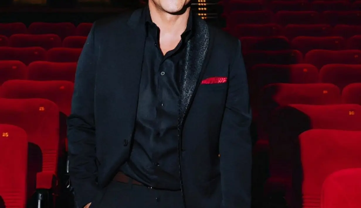 <p>List merah di kantung jas jadi sentuhan merah yang merupakan dressocode film Raisa. [@hamishdw]</p>