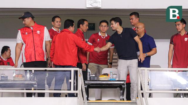 Foto: Bawa Sang Ayah, Momen Nathan Tjoe-A-On Foto Bareng Presiden Jokowi saat Timnas Indonesia Vs Brunei