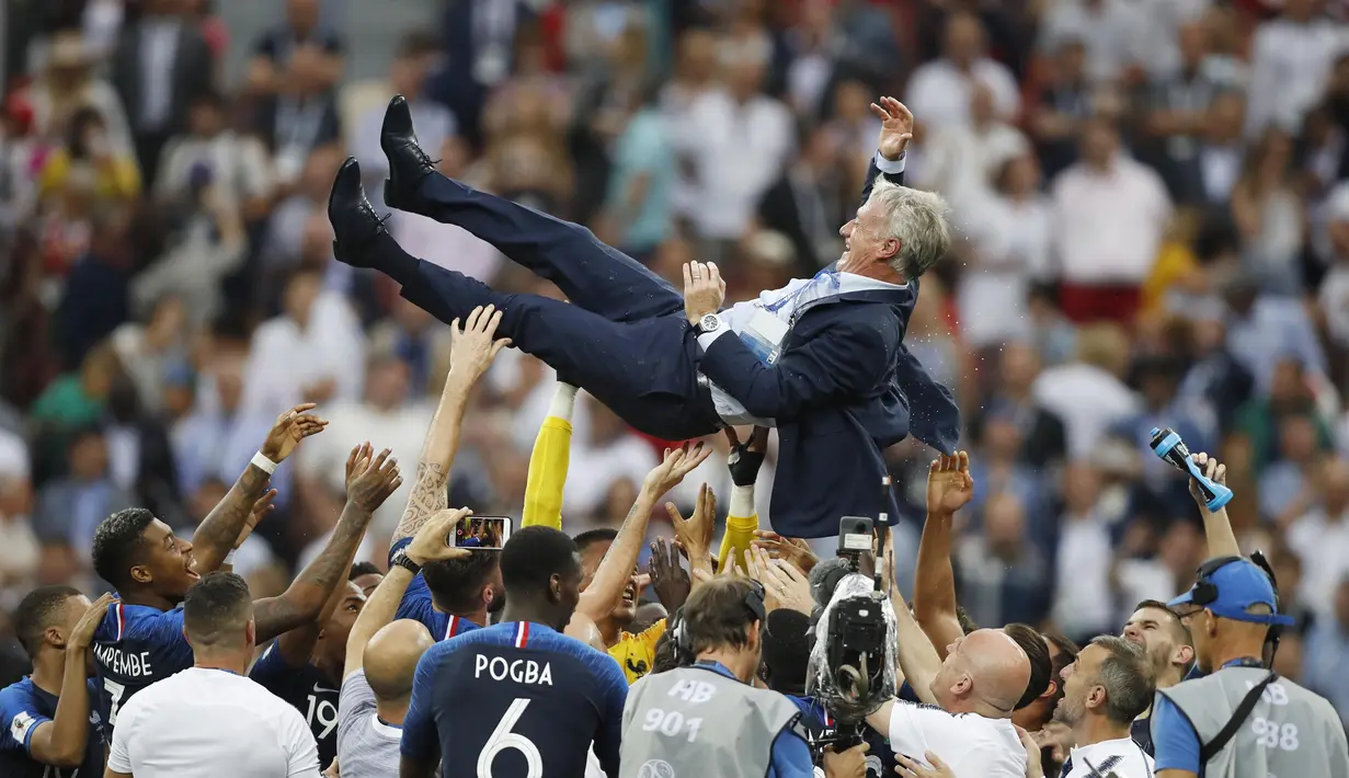 Pelatih Prancis, Didier Deschamps, diangkat anak asuhnya usai menjuarai Piala Dunia dengan mengalahkan Kroasia pada laga final di Stadion Luzhniki, Moskow, Minggu (15/7/2018). Prancis menang 4-2 atas Kroasia. (AP/Francisco Seco)