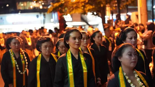 7 Potret Ayushita Ikut Kirab Malam 1 Suro di Puro Mangkunegaran, Tampil Berkebaya