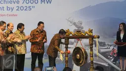 Wapres Jusuf Kalla (kelima kiri) memukul gong pembuka The 4 Indonesia International Geothermal Convension and Exhibition 2016 di Jakarta, Rabu (10/8). Konferensi membahas peningkatan pemanfaatan panas bumi di Indonesia. (Liputan6.com/Helmi Fithriansyah)