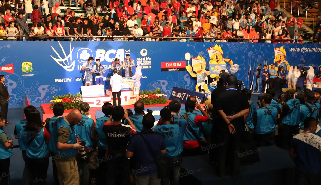 Fotografer tengah memotret penyerahan hadiah pada turnamen Indonesia Open 2016 di Istora Senayan, Jakarta. (Bola.com/Nicklas Hanoatubun)