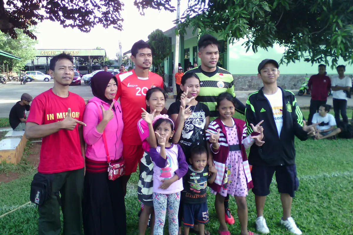Pemain Persija Berfoto dengan Kel Muh Fahreza