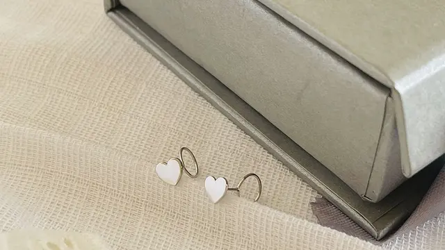 Diary Fimela: Eratnya Hubungan Ibu dan Anak Diabadikan dalam Sebuah Kalung Taliku