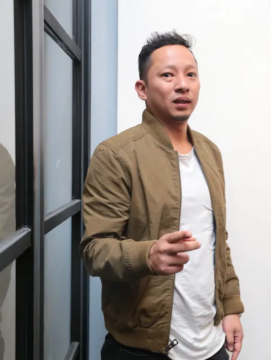 "Sebagai bapak digituin sama anak gimana gitu rasanya. Mending ditolak sama cewek daripada sama anak. Kalau udah jadi bapak pasti tau deh," terangnya. (Adrian Putra/Bintang.com)