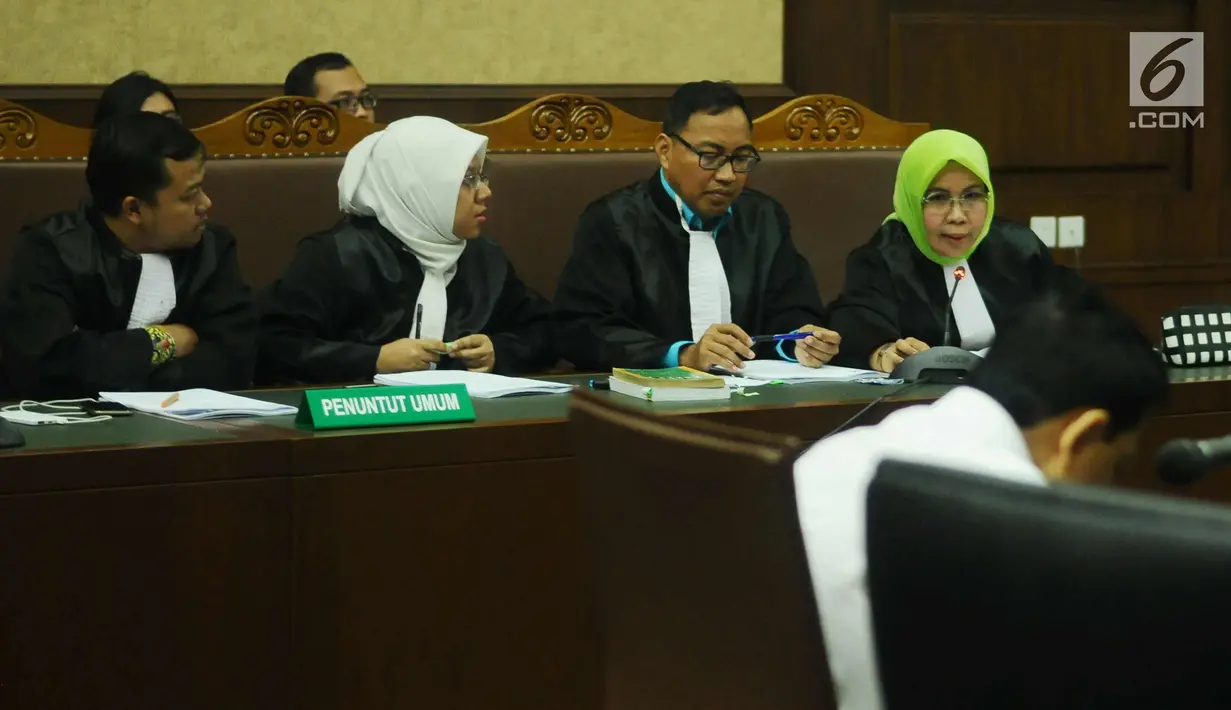 Jaksa Penuntut Umum KPK memberi pernyataan saat sidang perdana Setya Novanto di Pengadilan Tipikor, Jakarta, Rabu (13/12). Sidang diskors untuk melakukan pemeriksaan kesehatan terhadap Setya Novanto. (Liputan6.com/Helmi Fithriansyah)