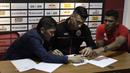 Pemain baru Persija Jakarta, Alexander Luiz Reame, menandatangani kontrak saat konferensi pers perkenalan dirinya di kantor Persija Jakarta, Jakarta, Jumat (30/8). Persija kenalkan pemain asing baru untuk mengarungi putaran 2 Liga 1. (Bola.com/Yoppy Renato)