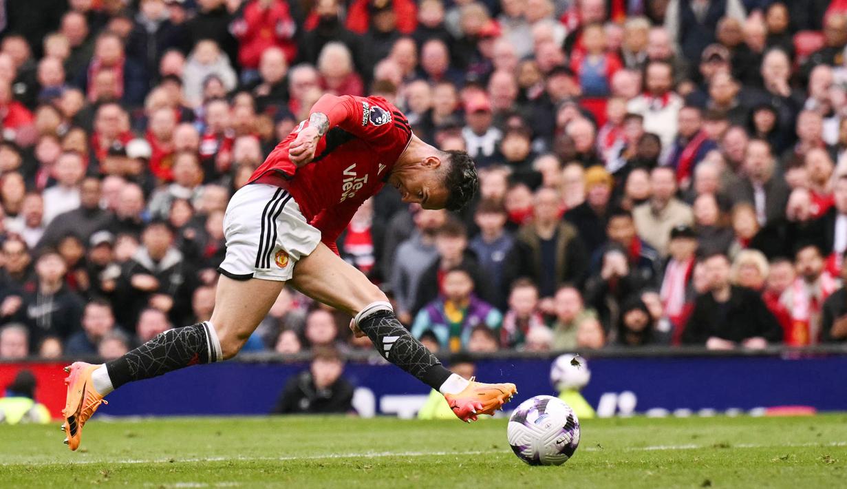 Pemain Manchester United, Antony, mencetak gol ke gawang Burnley pada laga pekan ke-35 Liga Inggris di Stadion Old Trafford, Minggu (28/4/2024). (AFP/Oli Scarff)