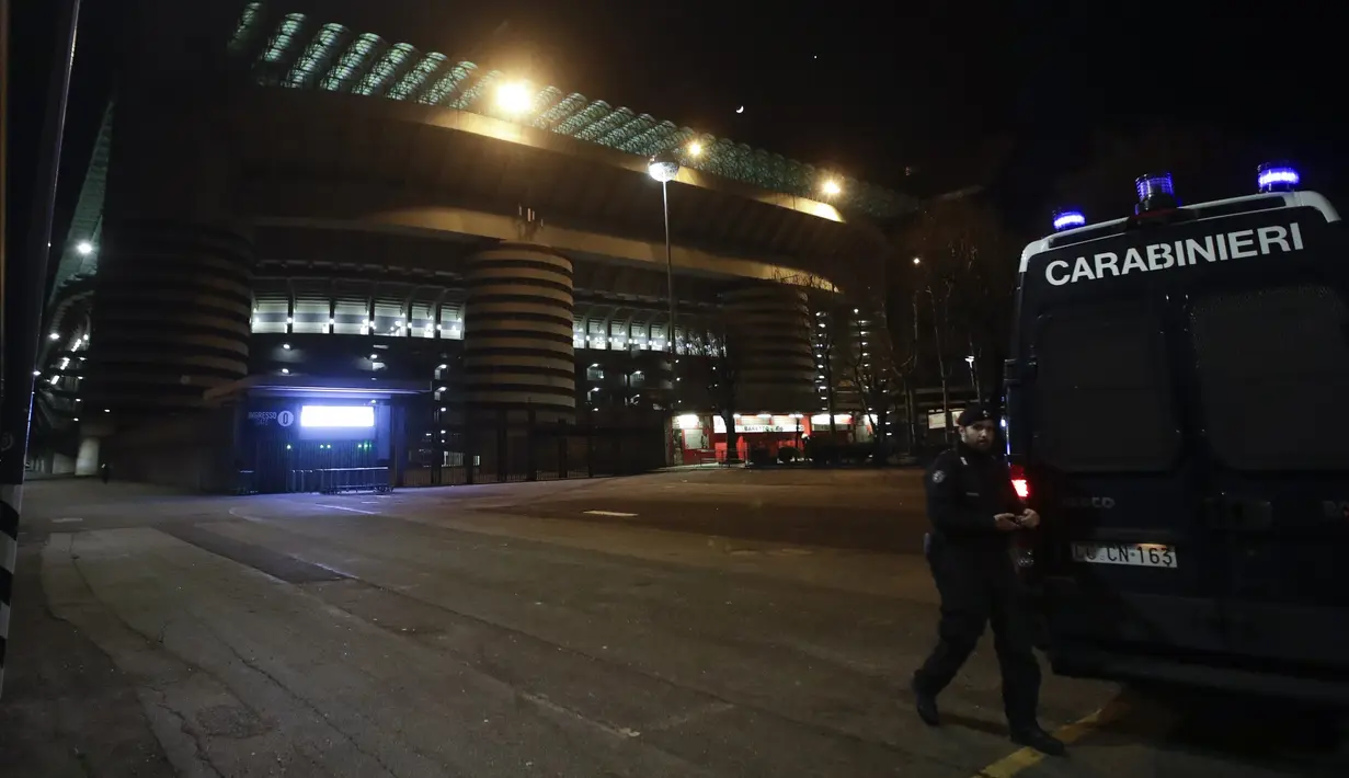 Carabineri (polisi paramiliter Italia) berpatroli di luar Stadion San Siro di Milan, Italia (27/2/2020). Akibat virus COVID-19 yang sedang mewabawah, pertandingan leg kedua babak 32 besar Liga Europa UEFA antara Inter Milan melawan Ludogorets dimainkan tanpa penonton. (AP Photo/Luca Bruno)