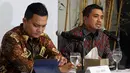 Lingkaran Survei Indonesia (LSI) memaparkan hasil survei '100 Hari Jokowi 3 Rapor Merah dan 2 Rapor Biru’ di kantor LSI Jakarta, (29/1/2015). Adjie Alfaraby (kanan) bersama Rully Akbar (kiri) menjawab pertanyaan wartawan. (Liputan6.com/Andrian M Tunay)