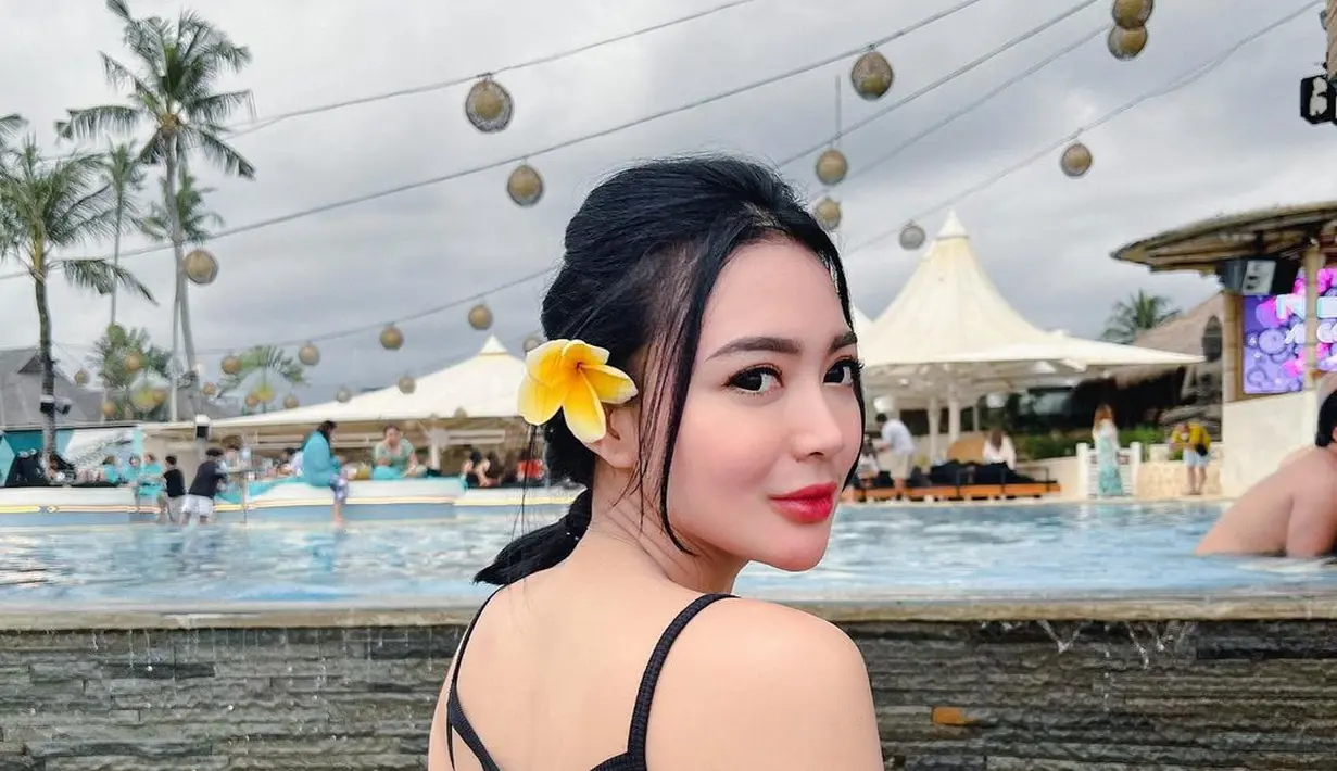 <p>Potret Wika Salim pamer punggung (foto: Instagram @wikasalim)</p>