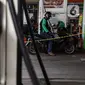 Pengendara motor melakukan pengisian baham bakar minyak (BBM) di SPBU, Jakarta, Rabu (5/2/2020). Kesiapan program tersebut didukung oleh komitmen bersama dari 70 Bupati terhadap perizinan pembangunan BBM Satu Harga di wilayah masing-masing. (Liputan6.com/Angga Yuniar)