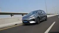 BYD M6 saat melintasi Tol MBZ.