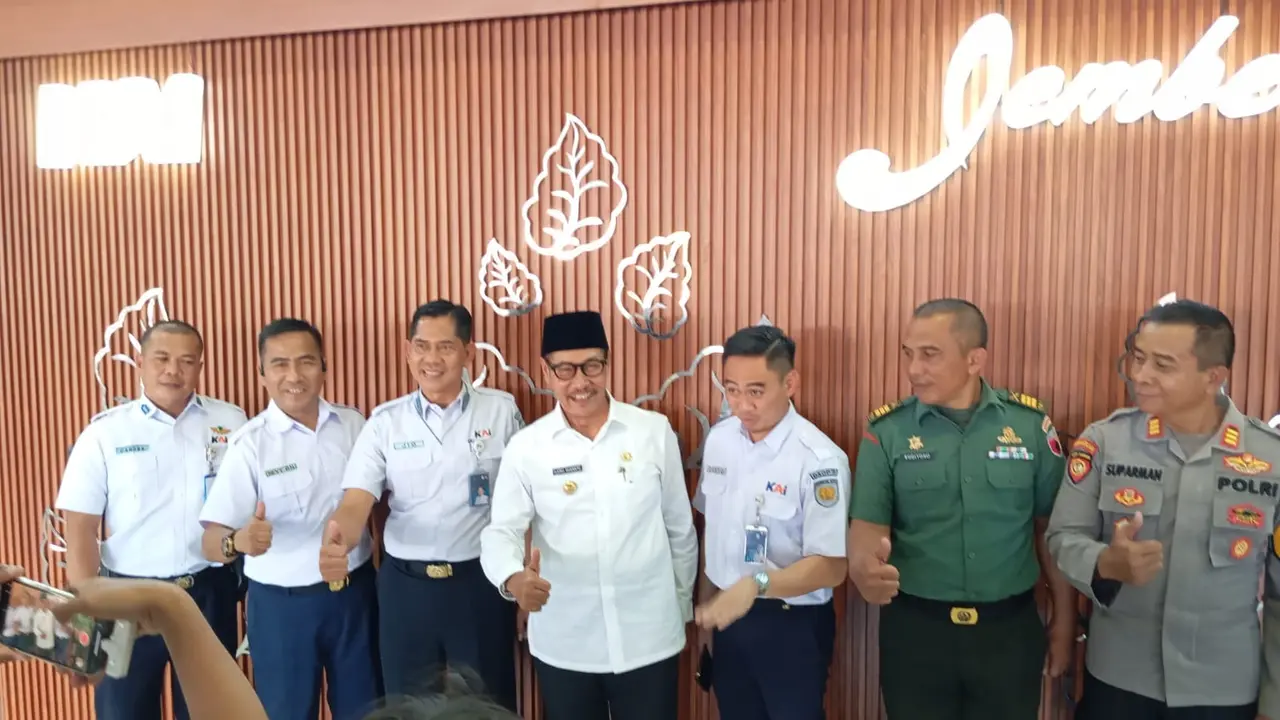 Wabup Jember, Djoko Susanto (Tengah) beserta pimpinan PT KAI Daop 9 Jember serta perwakilan Forkopimda saat deklarasi pencegahan kekerasan seksual di lingkungan kereta api. (Istimewa)