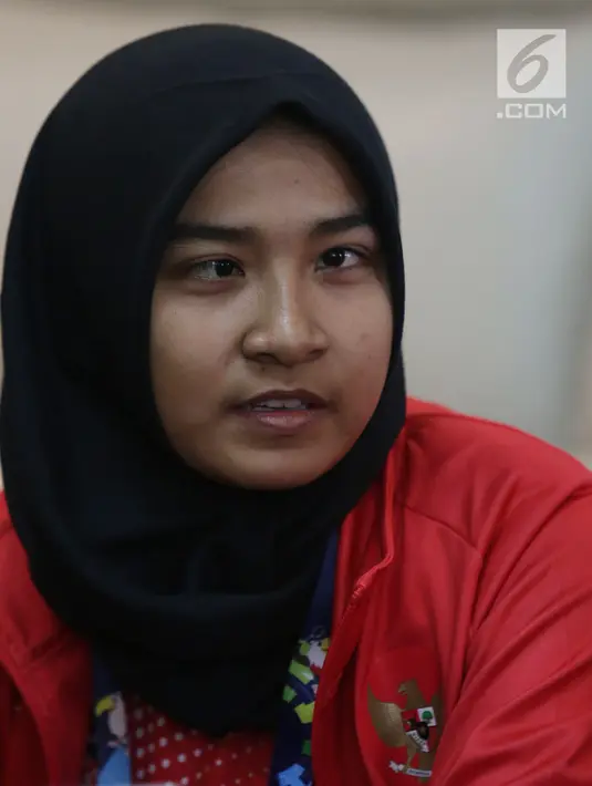 Atlet blind judo, Miftahul Jannah menemui Menpora Imam Nahrawi di rumah dinas Menpora, Jakarta, Selasa (9/10). Miftahul Jannah diundang khusus Menpora setelah insiden diskualifikasi di Asian Para Games 2018 karena jilbab. (Merdeka.com/Imam Buhori)