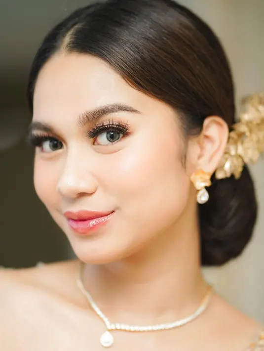 Melihat pesona Azizah Salsha di hari pernikahannya. Ia tampil dengan makeup bold, area mata yang dipertajam, dan pulasan lipstik pink glossy. [Foto: Instagram/azizahsalsha_]
