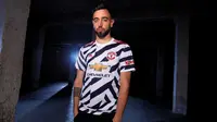 Liga Inggris: 11 Reaksi Lucu Netizen Melihat Jersey Zebrachester MU, Mirip Bungkus Permen