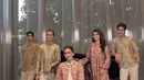 Tissa Biani tampil mengenakan dress coral bermotif serasi dengan Maia, Al, El, dan kekasihnya Dul. Gaya rambutnya panjang terurai dengan poni sampingnya. [@tissabiani]