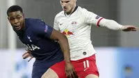 Penyerang Red Bull Leipzig, Timo Werner berusaha merebut bola dari bek Tottenham Hotspur, Japhet Tanganga pada pertandingan leg kedua babak 16 besar Liga Champions di di Red Bull Arena, Jerman (10/3/2020). RB Leipzig menang telak atas Tottenham 3-0. (AP Photo/Michael Sohn)