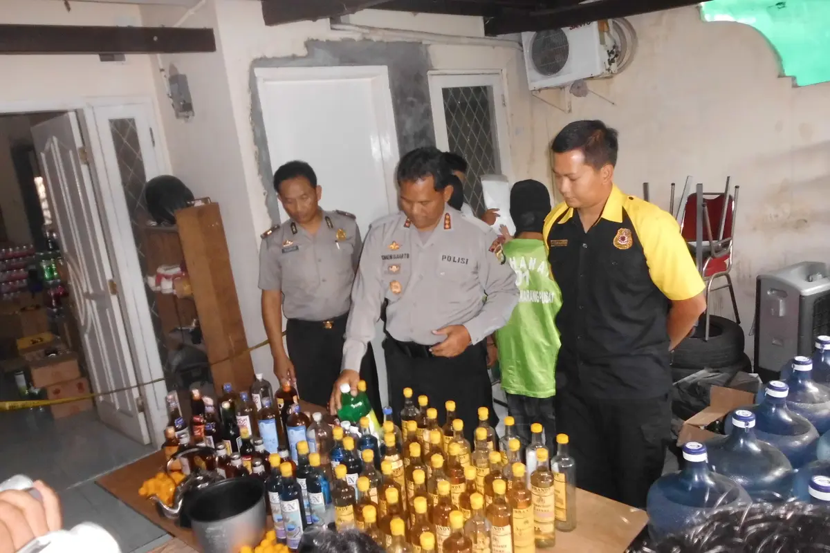 Penggerebekan miras oplosan