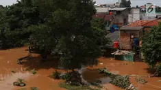 Aliran Sungai Ciliwung yang meluap di kawasan Pejaten Timur, Jakarta, Jumat (26/4). Banjir kiriman melalui Sungai Ciliwung yang berasal dari Bogor tersebut mengakibatkan sejumah wilayah di Ibukota terendam banjir. (Liputan6.com/Immanuel Antonius)