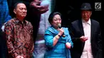 Presiden Ke-5 Megawati Soekarno Putri (tengah) bersama Founder Ciputra Group, Ir. Ciputra (kanan) dan Gubernur BI Agus Martowardojo saat menghadiri peluncuran buku di Jakarta, Rabu (29/11). (Liputan6.com/JohanTallo)