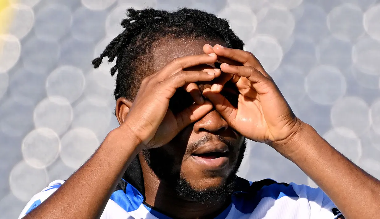 Penyerang Atalanta, Ademola Lookman, melakukan selebrasi usai mencetak gol ke gawang Empoli pada laga Liga Italia di Stadion Carlo-Castellani, Minggu (30/10/2022). (AFP/Tiziana fabi)