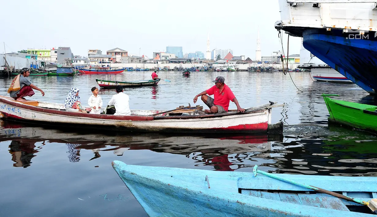 Umat muslim naik perahu menuju dermaga untuk menjalankan Salat Idul Adha 1438 H di kawasan Pelabuhan Sunda Kelapa, Jakarta, Jumat (1/9). Setelah menjalankan salat, umat muslim melakukan penyembelihan hewan kurban. (Liputan6.com/Helmi Afandi)