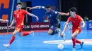 Pemain Timnas Futsal Thailand, Muhammad Osmanmusa (tengah) berusaha melewati penjagaan sejumlah pemain Vietnam dalam laga Grup B Piala Asia Futsal 2026 di Indonesia Arena, Senayan, Jakarta, Sabtu (31/01/2026). (Bola.com/Bagaskara Lazuardi)