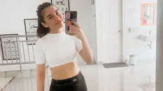 Dua kali melahirkan, perut rata Chelsea Olivia banjir pujian. Selain salah fokus dengan perutnya yang masih rata seakan seperti belum pernah melahirkan, netizen juga iri dengan Chelsea karena tidak punya stretch mark. Tampil pakai kaus crop top dengan wajah polos tanpa makeup karena selesai olahraga, artis dengan nama lengkap Chelsea Olivia Wijaya ini dipuji cantik oleh netizen. (Liputan6.com/IG/@chelseaoliviaa)