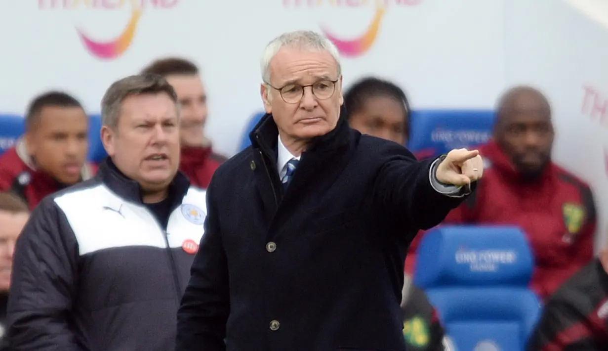 Pelatih Leicester City, Claudio Ranieri terus memberikan arahan kepada para pemain Leicester City pada lanjutan Liga Inggris pekan ke-27 di Stadion King Power, Sabtu (27/2/2016) malam WIB. (Reuters/Alan Walter)