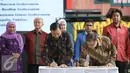 Menteri Perdagangan Thomas Lembong (kiri) menandatangani nota kesepahaman dengan sejumlah kampus dan ormas dalam acara Hari Konsumen Nasional (Harkonas) 2016 di Jakarta, Selasa (26/4). (Liputan6.com/Faizal Fanani)