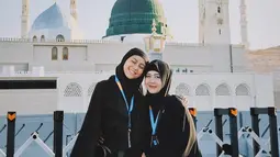 Potret Awkarin bersama ibunda setelah berkunjung ke Raudah di Masjid Nabawi, Madinah.  "Selesai melaksanakan shalat di Raudhah bersama dua wanita penting di hidupku!" (Foto: Instagram/ narinkovilda)