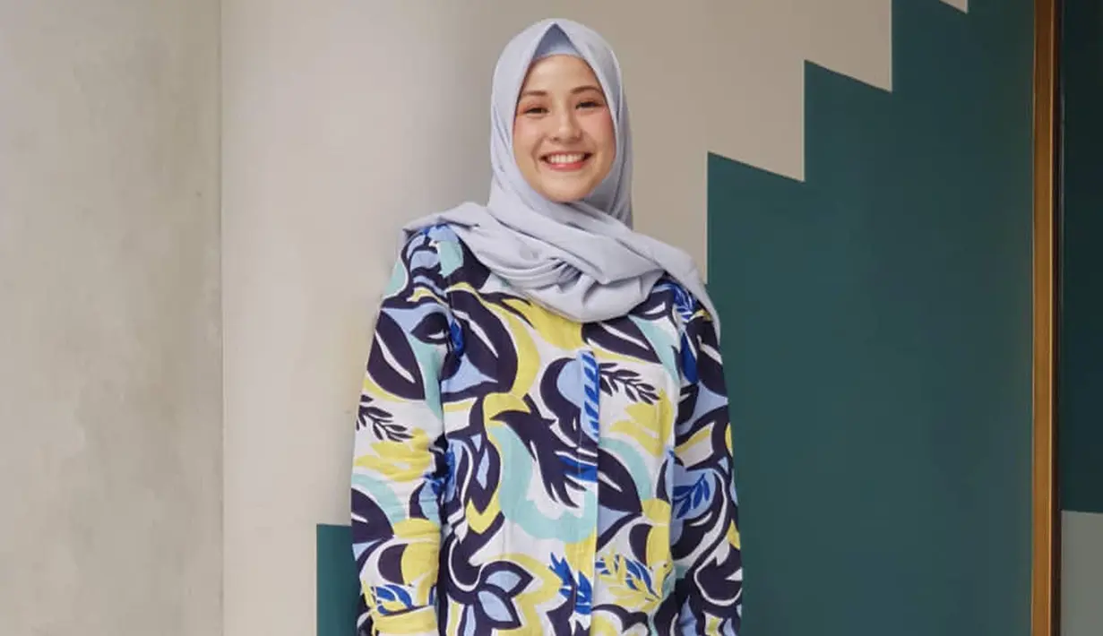 Di foto OOTD lainnya, wanita yang akrab disapa Chacha ini mengenakan outfit yang lebih cerah dengan hijab berwarna sky blue dan kemeja bermotif. (Liputan6.com/IG/@natasharizkinew)