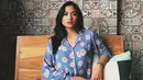 Kontestan sebuah ajang pencarian bakat di televisi, Marion Jola berpose di sebuah kursi kayu. Penampilannya yang cantik dan mempesona jadi daya tarik bagi perempuan asal Kupang tersebut. (Instagram/lalamarionmj)