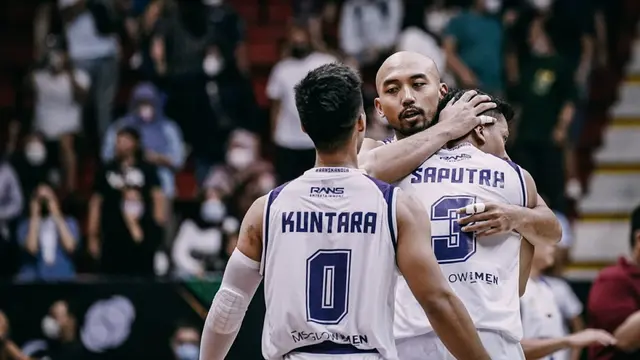 Selebrasi pemain Rans PIK Basketball Usai mengalahkan Pelita Jaya di gim kedua play-off IBL 2022
