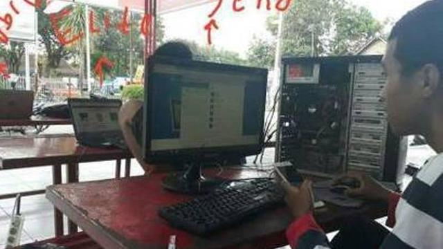 7 Potret Kocak Orang Numpang Belajar di Mana Aja