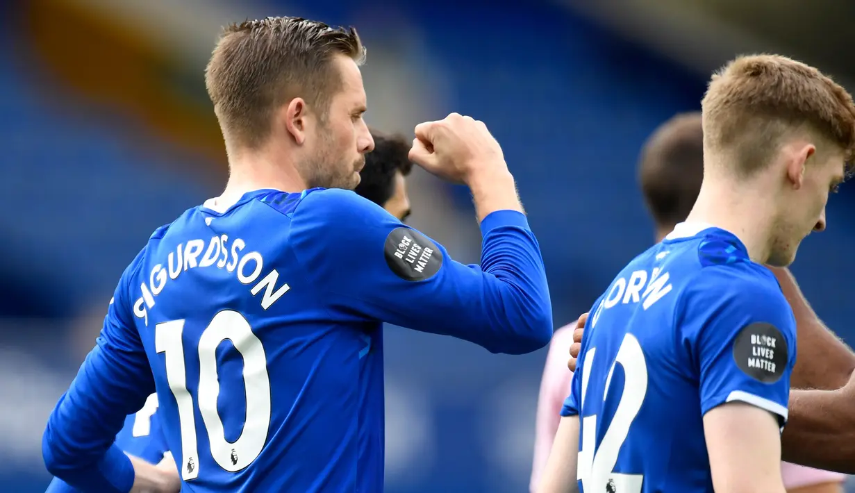 Penyerang Everton, Gylfi Sigurdsson (kiri) berselebrasi usai mencetak gol ke gawang Leicester City pada pertandingan lanjutan Liga Inggris di di Goodison Park di Liverpool, Inggris, Rabu (1/7/2020). Everton menang tipis atas Leicester City 2-1. (Peter Powell / Pool via AP)