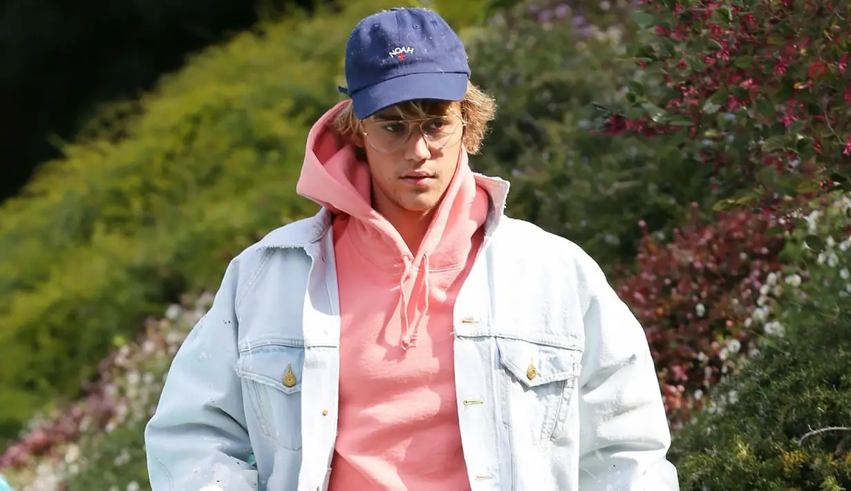 Justin Bieber pun meninju laki-laki itu diwajahnya dan melemparnya ke tembok. (People)