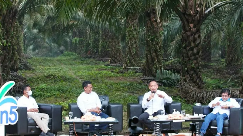 CEO PTPN V Jatmiko K Santosa dalam forum grup diskusi di unit kebun Sei Intan, Rokan Hulu.