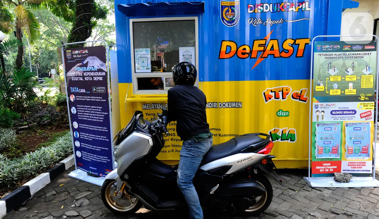 Petugas melayani warga yang mengurus dokumen kependudukan melalui layanan Drive Thru De Fast di halaman Kantor Pemkot Depok, Depok, Jawa Barat, Senin (26/9/2022). Dinas Kependudukan dan Pencatatan Sipil (Disdukcapil) Kota Depok meluncurkan pelayanan Drive Thru De Fast untuk pengambilan dokumen kependudukan bagi warga yang sudah daftar secara online. (merdeka.com/Arie Basuki)
