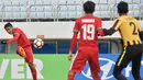 Bek Indonesia U-19, Firza Andika, melepas umpan saat melawan Malaysia U-19 pada laga Kualifikasi Piala Asia U-19 2018 di Stadion Public, Paju, Senin (6/11/2017). Indonesia kalah 1-4 dari Malaysia. (AFP/Kim Doo-Ho)
