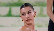Hailey Bieber Bikin Bra dan Pakaian Dalam Kim Kardashian Ludes dalam Hitungan Jam
