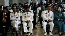 Kurangnya tempat, membuat sejumlah orang terpaksa hanya ditempatkan di jajaran kursi yang ditata rapi di Lobi Nusantara III dan dan Nusantara V Gedung DPR MPR, Jakarta, Jumat (15/8/14). (Liputan6.com/Johan Tallo)