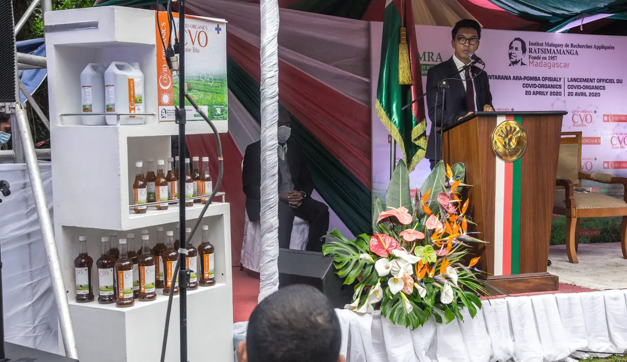 Presiden Madagaskar Andry Rajoelina memberi sambutan saat peluncuran Covid Organics atau CVO di Antananarivo, Madagaskar (20/4/2020). Bahan utama ramuan yang dikembangkan oleh IMRA ini merupakan sejumlah tanaman herbal asli dari Madagaskar.  (AFP/Rijasolo)