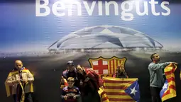 Warga Catalan berfoto dengan bendera "Estelada" (bendera separatis Catalan) sebelum laga Liga Champions grup E antara Barcelona dan Bate Borisov di Stadion Camp Nou, Barcelona, Spain, Rabu (4/11/2015).  (REUTERS/Albert Gea)