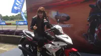 Perempuan mungil ini merupakan pembalap drag bike alias balap trek lurus asal Bandung, Jawa Barat.
