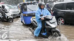 Pengendara motor menerobos genangan air di Jalan Teuku Cik Ditiro, Jakarta, Selasa (30/8). Diguyur hujan deras, sejumlah titik jalan di Jakarta tergenang air. (Liputan6.com/Yoppy Renato)