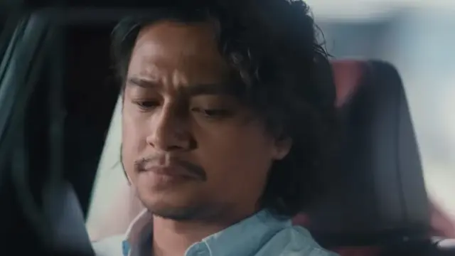 Deva Mahenra sebagai Reza dalam film La Tahzan. (Foto: Dok. MD Pictures)