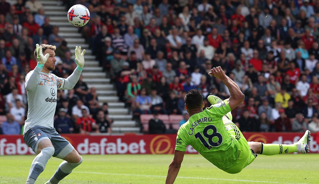 Pemain Manchester United, Casemiro (kanan), mnendang bola sambil membalikkan badannya ke gawang Bournemouth yang dijaga oleh Neto dalam pertandingan pekan ke-37 English Premier League 2022/2023 yang berlangsung di Vitality Stadium, Sabtu (20/5/2023). (AFP/Adrian Dennis)